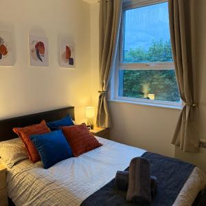 Zelena Luxurious Apartment, Private Parking, Fast Wi-Fi, Self Check-In Anytime Perfect For Late Arrivals, 5 Minutes to Old Trafford Stadium