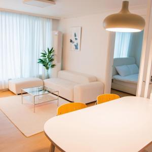 New open sale Haebangchon stay Itaewon Myeongdong Hongdae Insadong Gyeongbokgung palace