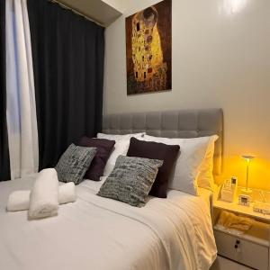 Modern 1-BR Retreat with Pool, High Speed Wifi, Netflix, steps from MOA, Bars, Entertainment, Transport