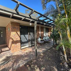 Comfortable 1 Bedroom Granny Flat with Parking Alexandra Hills