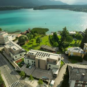 Exklusive Rückzugsorte direkt am türkisblauen See