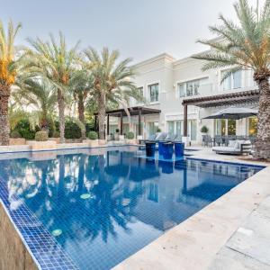 Luxurious Villa with Private Pool, Game Lounge and Minutes from Dubai Marina and JBR Beach, Emirates Hills by Deluxe Holiday Homes