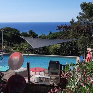 HAUT DE VILLA au MONT ST CLAIR VUE EXCEPTIONNELLE MER et FORÊT terrasses, piscine, pétanque, solarium privés