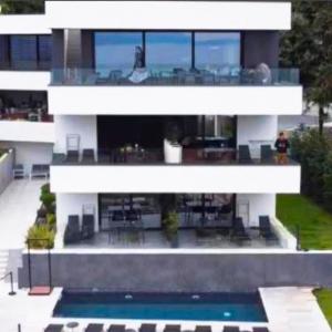 Aparthotel Villa V with heated pool, parking and breakfast