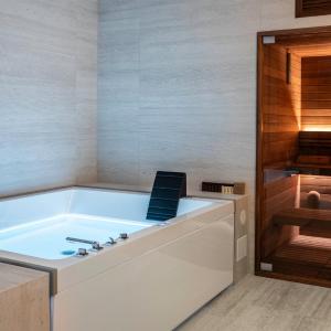 Pool & Spa Deluxe