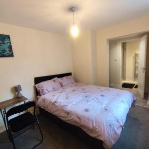 En-Suite Double-Bedroom in the Heart of Salford Manchester CR2 Perfect for Short Stays