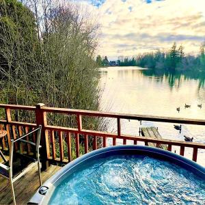 Holly Lodge 12 Hot Tub