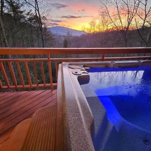 Cozy Log Cabin With Mountain Views, Hot Tub, And Game Room