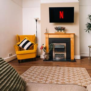 Beautiful Liverpool Home Away From Home - 3 Bedrooms - 6 Beds - Sleeps 7 - Free Parking