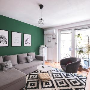 Cozy & Colorful Downtown Escape