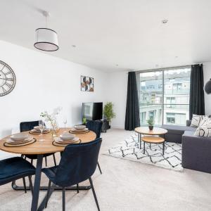 Modern City Penthouse with Balcony and Parking