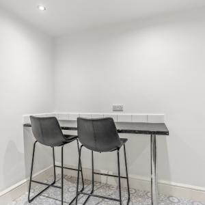 Luxury 2BR City Apt With Parking Sleeps 8
