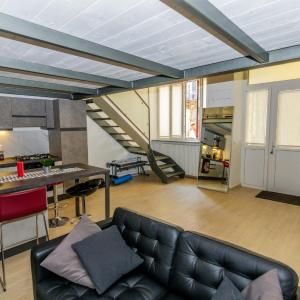 Industrial Loft -center of Turin- by HAPPYHOSTORINO