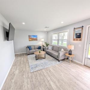 Relaxing River View Stay Renovated 3BR Home