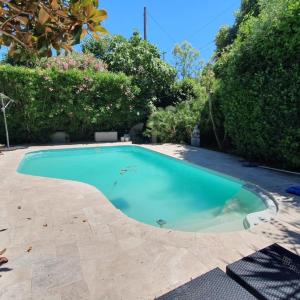 Bas de villa T3 avec piscine