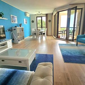 SeaView 2 Bedroom Apartment with Swimming Pool & Pkg
