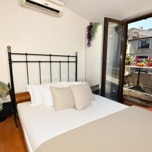 Cute Home Balcony Retro Design AC Galata