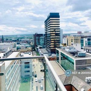 Award Winner of 2026 &2025 traveller & Best guest rated apartment, two bedroom, #1 Leeds city centres most central location, Great 180 degree views,balcony , PARKING onsite, Netflix & WiFi