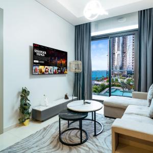 Cozy 2BR Pool & City Views