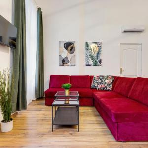 Comfy - Large Home in the Center