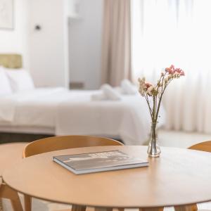 Spacious Couples Studio with Seating Area & Rooftop Vibes Zen Gaia By Tessera