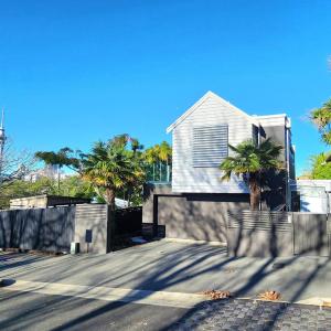 Premium Abode with Plunge Pool steps to Ponsonby