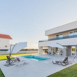 Cozy Home In Vrsi With Sauna