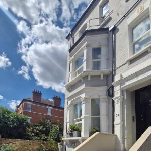 Charming Bright 2-Bed Heritage Flat, Battersea Park, London