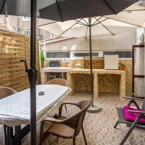 1 Bedroom Stunning Apartment In Cres