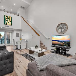 Urban Oasis Loft 1BR Koreatown Hollywood Private Parking Balcony
