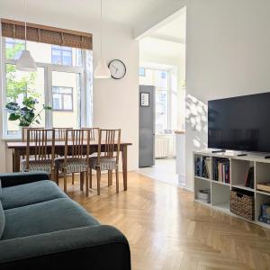 Bright apartment, 3 bedrooms, 3 double beds, free parking