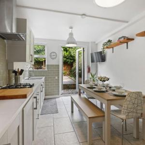 5 bed house with garden, up to 9 guests, close to o2 and Greenwich market