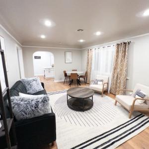 Stylish & Cozy Retreat in the Heart of LA