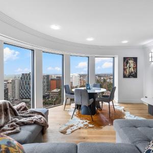 Skyline Views CBD 2BR w Pool & Gym Zodiak Stays
