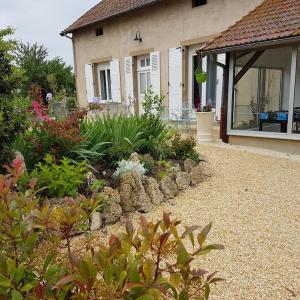Gîte familial rénové à la campagne avec jardin, 4 chambres, proche loisirs et attractions - FR-1-489-61