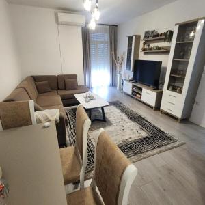 Warm 2BR in Heart of City, Walk to Shops & Cafés