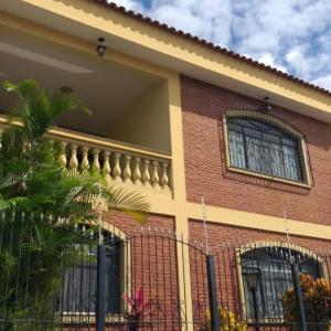 Casa ampla no centro de Aparecida com piscina e garagem