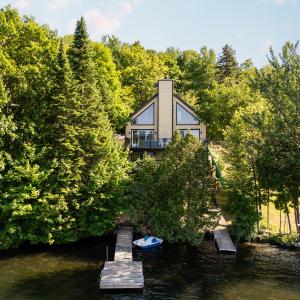 Panoramic View Waterfront Cozy Chalet and Spa