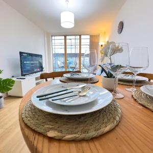 Stylish City Centre Flat - Balcony and Parking