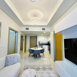 Cozy Haven High Rise Balcony and Upscale Furnished