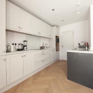Modern 2 bed house in Hollystown with free parking