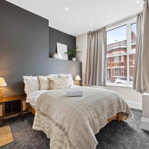 Sleeps 14 The Old Trafford Family Zen by Genesis Living
