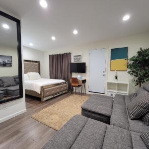 Guest suite near La Cienega Park Beverly Hills next to LACMA La Brea Tar Pits Peterson Museum and Academy Awards Museum