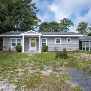 New - Beach Break Bungalow- Private Hot Tub-Fenced Yard-Oak Island