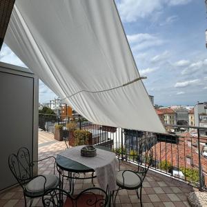 Terrace Apartment Venice - 6th Floor Red-