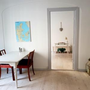 AUTHENTiC COPENHAGEN! 1st floor, 2 x doub bed, Fully furnishd, Check in 3 pm - 3 am