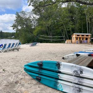 Waterfront cottage with hot tub & private beach in Muskokas