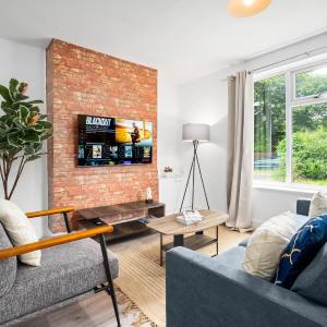 Stylish 3 Bedroom Home - Garden - Parking - Fast WiFi - 215R