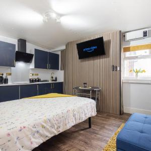 Newly Renovated Studio in Center
