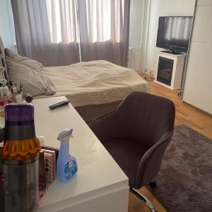 1 Zimmer in einer 2 Zimmer Wohnung zu vermieten WG anfragen bitte nur von Frauen